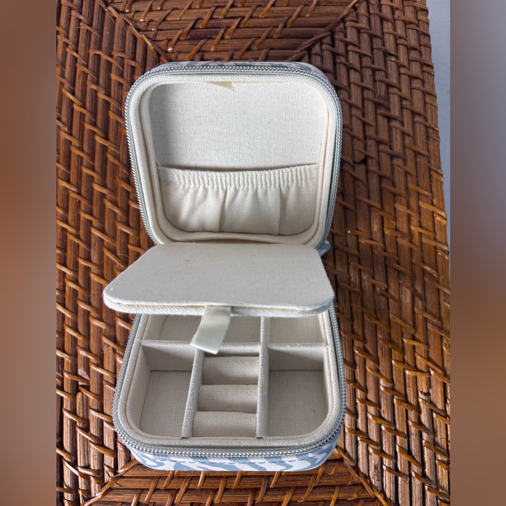 Milly Travel Jewelry Case — Compact Zip Organizer with Mirror & Ring Slots